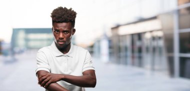 Genç serin siyah adam işareti. tek renkli bir arka plana dayanır kişi kesip