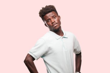Genç serin siyah adam işareti. tek renkli bir arka plana dayanır kişi kesip