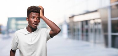 Genç serin siyah adam işareti. tek renkli bir arka plana dayanır kişi kesip