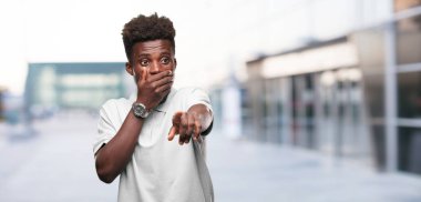 Genç serin siyah adam işareti. tek renkli bir arka plana dayanır kişi kesip