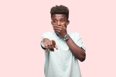 Genç serin siyah adam işareti. tek renkli bir arka plana dayanır kişi kesip