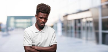 Genç serin siyah adam işareti. tek renkli bir arka plana dayanır kişi kesip