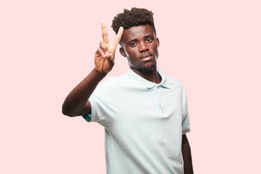 Genç serin siyah adam işareti. tek renkli bir arka plana dayanır kişi kesip