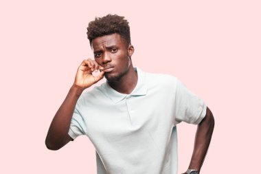 Genç serin siyah adam işareti. tek renkli bir arka plana dayanır kişi kesip