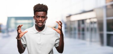 Genç serin siyah adam işareti. tek renkli bir arka plana dayanır kişi kesip