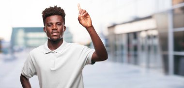 Genç serin siyah adam işareti. tek renkli bir arka plana dayanır kişi kesip