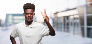 Genç serin siyah adam işareti. tek renkli bir arka plana dayanır kişi kesip