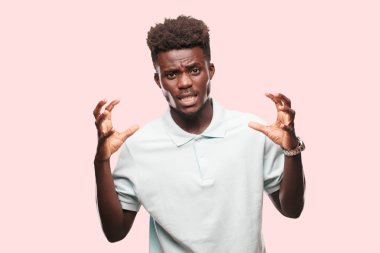 Genç serin siyah adam işareti. tek renkli bir arka plana dayanır kişi kesip