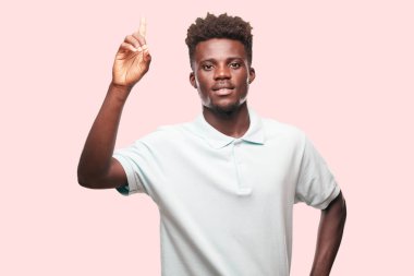 Genç serin siyah adam işareti. tek renkli bir arka plana dayanır kişi kesip