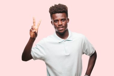 Genç serin siyah adam işareti. tek renkli bir arka plana dayanır kişi kesip