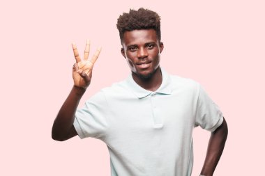 Genç serin siyah adam işareti. tek renkli bir arka plana dayanır kişi kesip