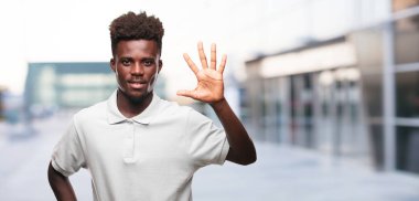 Genç serin siyah adam işareti. tek renkli bir arka plana dayanır kişi kesip