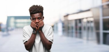 Genç serin siyah adam işareti. tek renkli bir arka plana dayanır kişi kesip