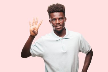 Genç serin siyah adam işareti. tek renkli bir arka plana dayanır kişi kesip