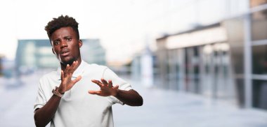 Genç serin siyah adam işareti. tek renkli bir arka plana dayanır kişi kesip