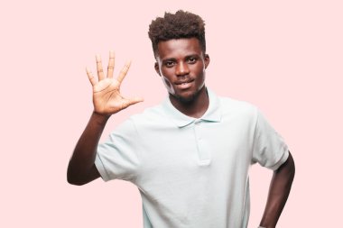 Genç serin siyah adam işareti. tek renkli bir arka plana dayanır kişi kesip