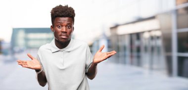 Genç serin siyah adam işareti. tek renkli bir arka plana dayanır kişi kesip