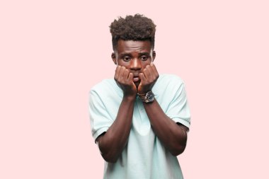 Genç serin siyah adam işareti. tek renkli bir arka plana dayanır kişi kesip