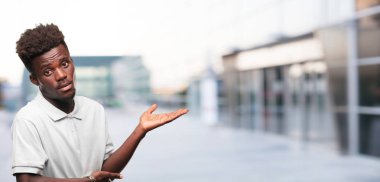 Genç serin siyah adam işareti. tek renkli bir arka plana dayanır kişi kesip