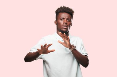 Genç serin siyah adam işareti. tek renkli bir arka plana dayanır kişi kesip