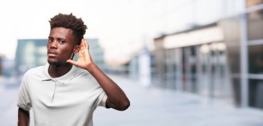 Genç serin siyah adam işareti. tek renkli bir arka plana dayanır kişi kesip
