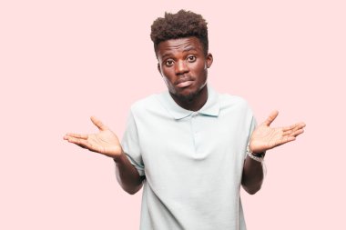 Genç serin siyah adam işareti. tek renkli bir arka plana dayanır kişi kesip