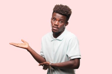 Genç serin siyah adam işareti. tek renkli bir arka plana dayanır kişi kesip