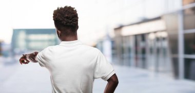 Genç serin siyah adam işareti. tek renkli bir arka plana dayanır kişi kesip