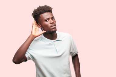 Genç serin siyah adam işareti. tek renkli bir arka plana dayanır kişi kesip