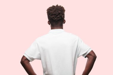 Genç serin siyah adam işareti. tek renkli bir arka plana dayanır kişi kesip