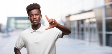 Genç serin siyah adam işareti. tek renkli bir arka plana dayanır kişi kesip