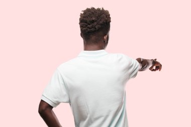 Genç serin siyah adam işareti. tek renkli bir arka plana dayanır kişi kesip