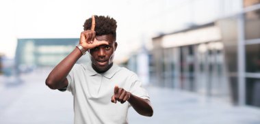 Genç serin siyah adam işareti. tek renkli bir arka plana dayanır kişi kesip