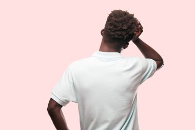 Genç serin siyah adam işareti. tek renkli bir arka plana dayanır kişi kesip