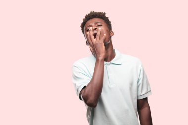 Genç serin siyah adam işareti. tek renkli bir arka plana dayanır kişi kesip