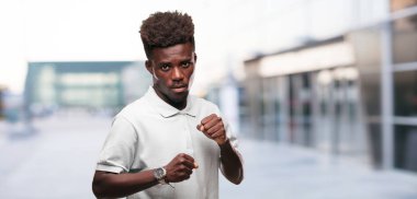 Genç serin siyah adam işareti. tek renkli bir arka plana dayanır kişi kesip