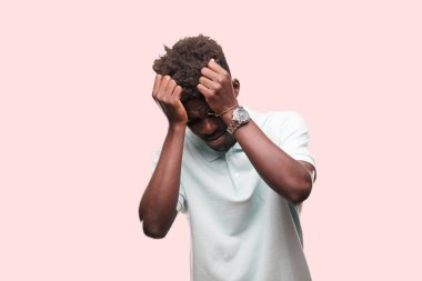 Genç serin siyah adam işareti. tek renkli bir arka plana dayanır kişi kesip