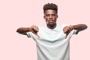 Genç serin siyah adam işareti. tek renkli bir arka plana dayanır kişi kesip