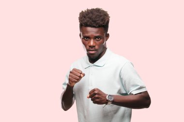 Genç serin siyah adam işareti. tek renkli bir arka plana dayanır kişi kesip