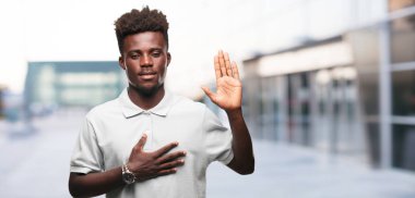 Genç serin siyah adam işareti. tek renkli bir arka plana dayanır kişi kesip