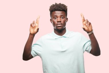 Genç serin siyah adam işareti. tek renkli bir arka plana dayanır kişi kesip