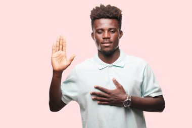 Genç serin siyah adam işareti. tek renkli bir arka plana dayanır kişi kesip