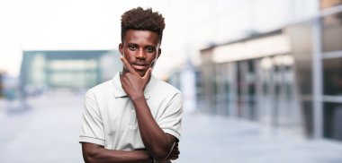 Genç serin siyah adam işareti. tek renkli bir arka plana dayanır kişi kesip