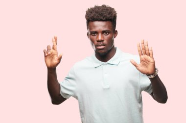 Genç serin siyah adam işareti. tek renkli bir arka plana dayanır kişi kesip