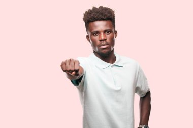 Genç serin siyah adam işareti. tek renkli bir arka plana dayanır kişi kesip