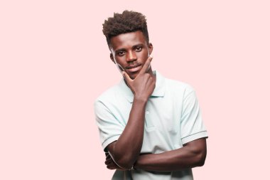 Genç serin siyah adam işareti. tek renkli bir arka plana dayanır kişi kesip