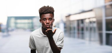 Genç serin siyah adam işareti. tek renkli bir arka plana dayanır kişi kesip