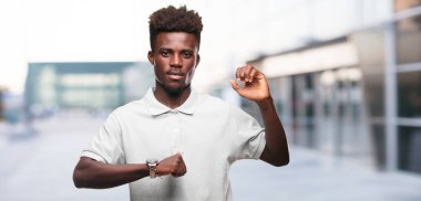 Genç serin siyah adam işareti. tek renkli bir arka plana dayanır kişi kesip