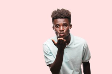 Genç serin siyah adam işareti. tek renkli bir arka plana dayanır kişi kesip