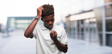 Genç serin siyah adam işareti. tek renkli bir arka plana dayanır kişi kesip